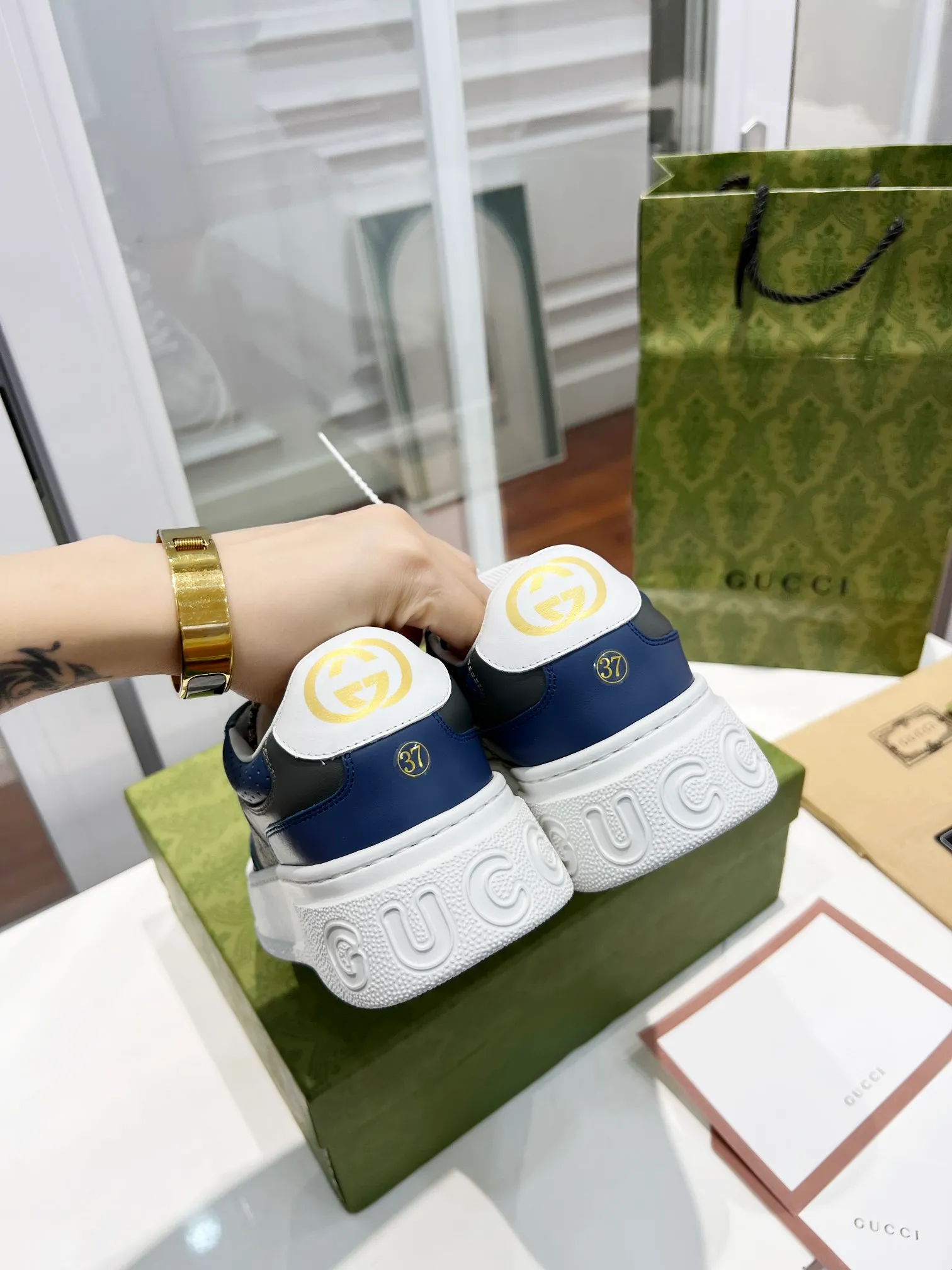 👟👟Ex-factory price👟👟Ex-factory price 480👟👟 Brand new Chunky B series lightweight soft thick sole sports series! G family's white shoes for couples, GUUC* counter-synchronized shoes, ancient and exotic catwalk models! The style design is light, luxurious and retro...thick sole increases height...similar to an upgraded version of classic white shoes! Original customized cowhide fabric (classic old floral fabric, perforation, embossing process), cowhide lining, original foam lightweight outsole, GG Logo on the heel, 4cm thick sole, classic Gucci webbing... Women's 35-40/Men's 39-44 (full size) Women's 41, Men's 45 are custom-made and non-returnable